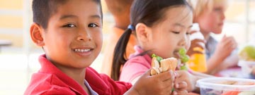 Kids eating lunch